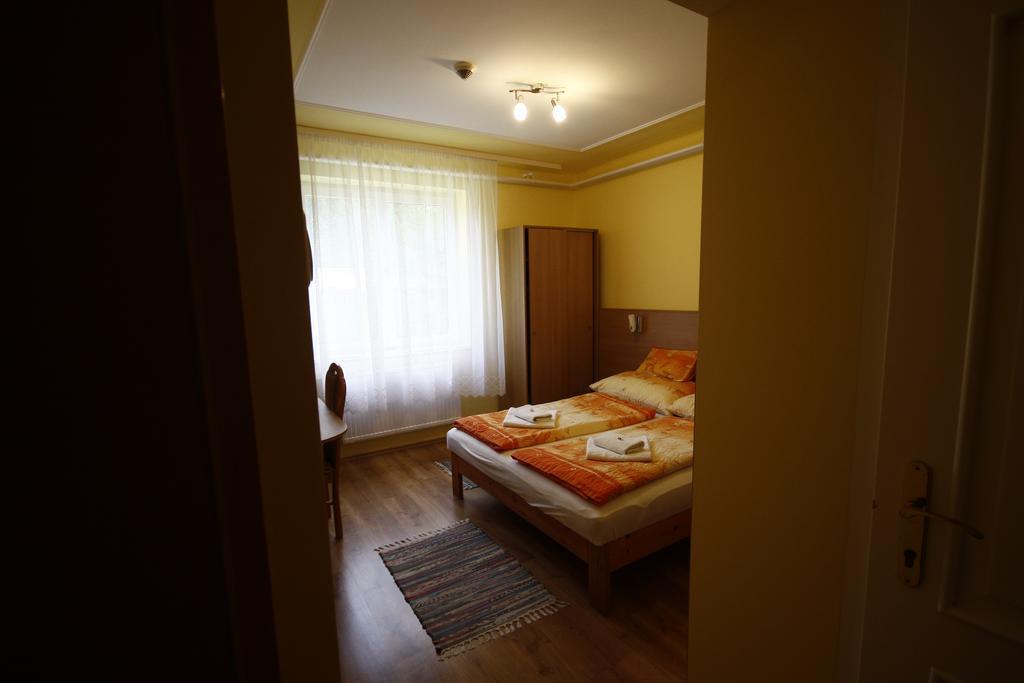 Hotel Parti Panzió Tata Exterior foto
