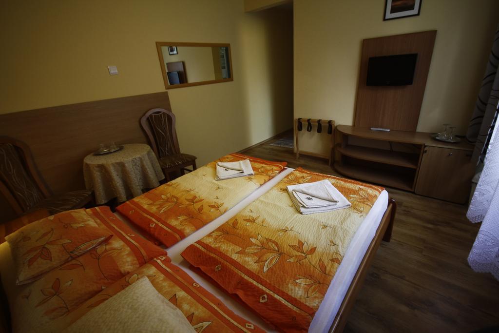 Hotel Parti Panzió Tata Exterior foto