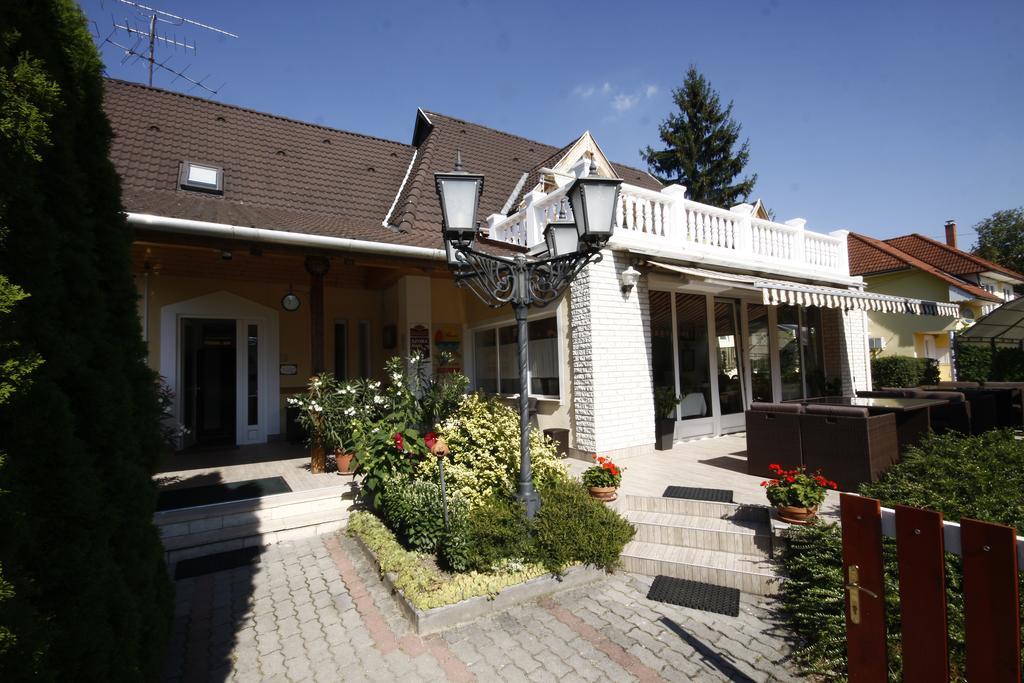 Hotel Parti Panzió Tata Exterior foto