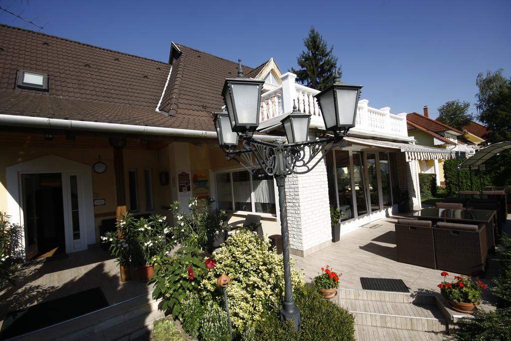 Hotel Parti Panzió Tata Exterior foto
