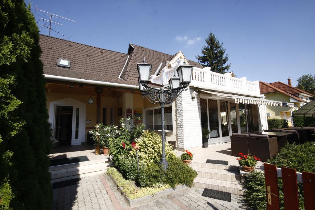 Hotel Parti Panzió Tata Exterior foto