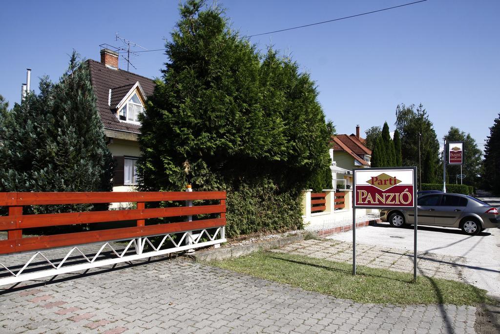 Hotel Parti Panzió Tata Exterior foto
