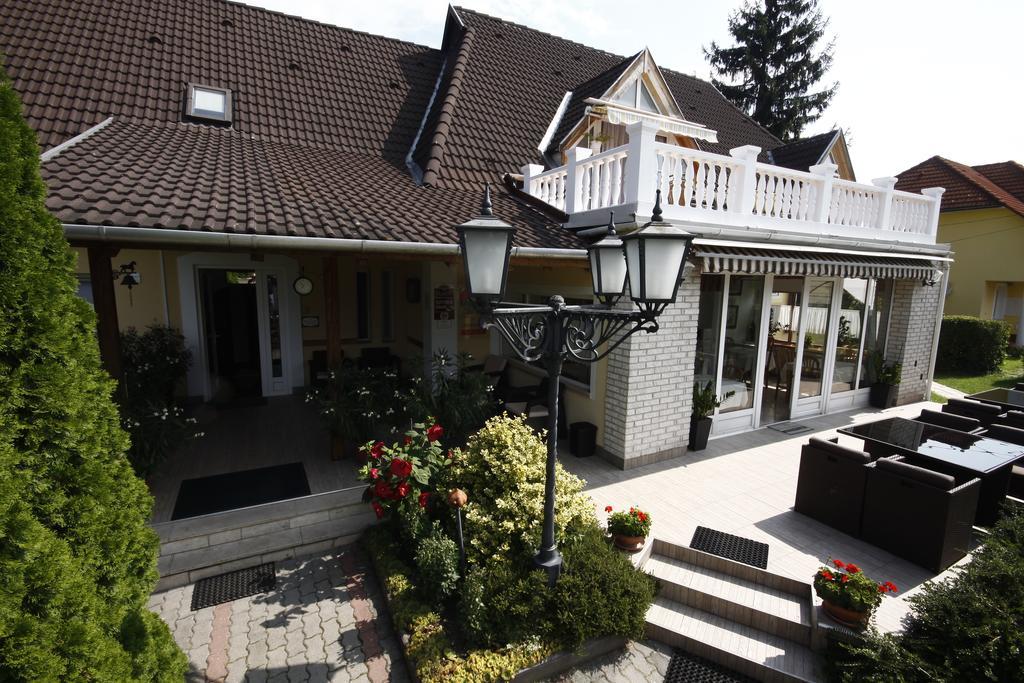 Hotel Parti Panzió Tata Exterior foto