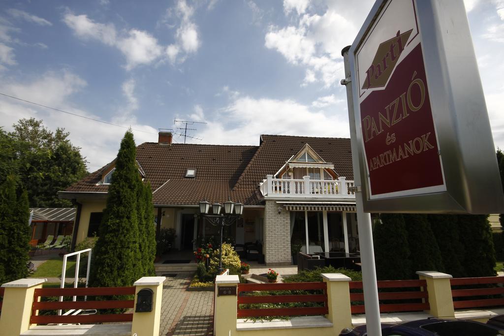 Hotel Parti Panzió Tata Exterior foto