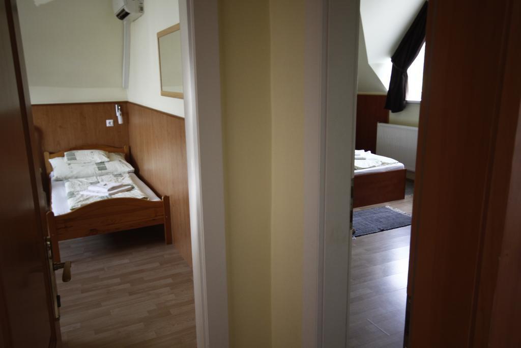 Hotel Parti Panzió Tata Habitación foto